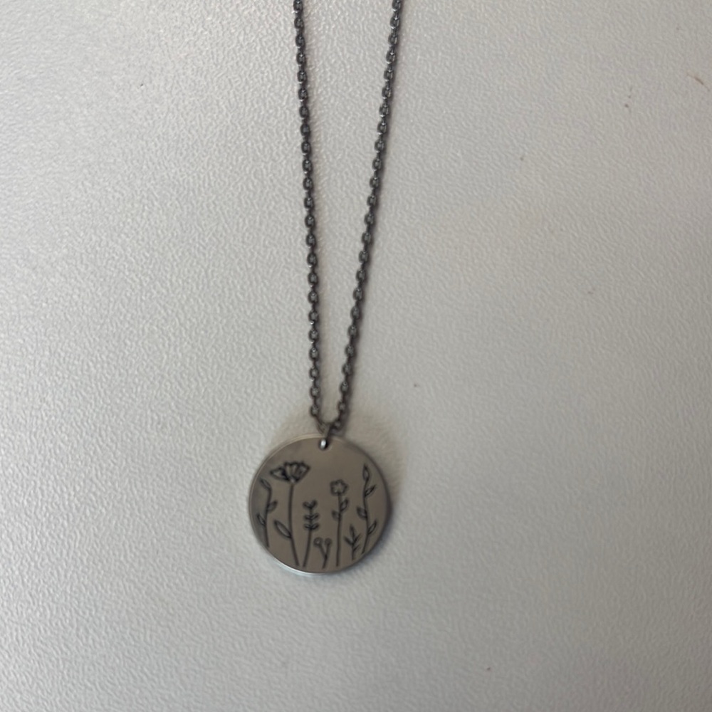 Floral Pendant Necklace in Silver
